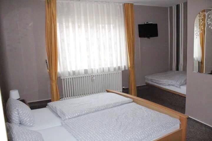 Hotel Zum Taunus Eppstein ภายนอก รูปภาพ